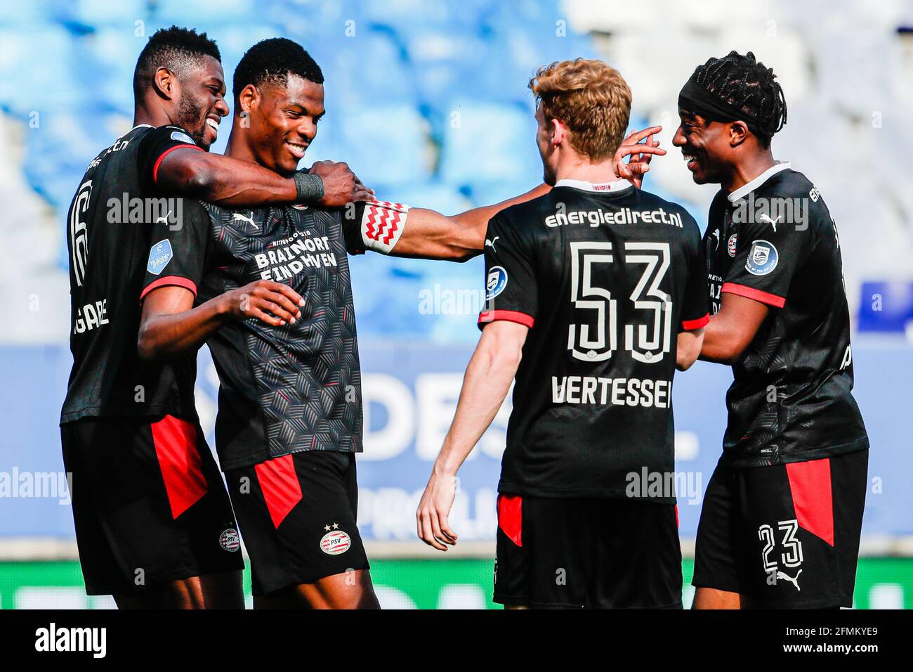 Tilburg Niederlande Mai 9 Denzel Dumfries Vom Psv Feiert Nach Dem Zweiten Tor Seiner Mannschaften Ibrahim Sangare Vom Psv Yorbe Vertessen Vom Psv N Stockfotografie Alamy