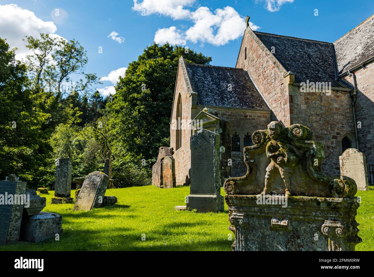Kleine hübsche Landkirche und alter Friedhof, Humbie Pfarrkirche, East Lothian, Schottland, Großbritannien Stockfoto