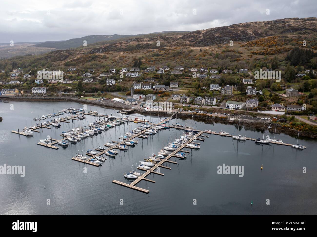 Luftaufnahme des Hafens von Tarbert, Halbinsel Kintyre, Argyll, Schottland. Stockfoto