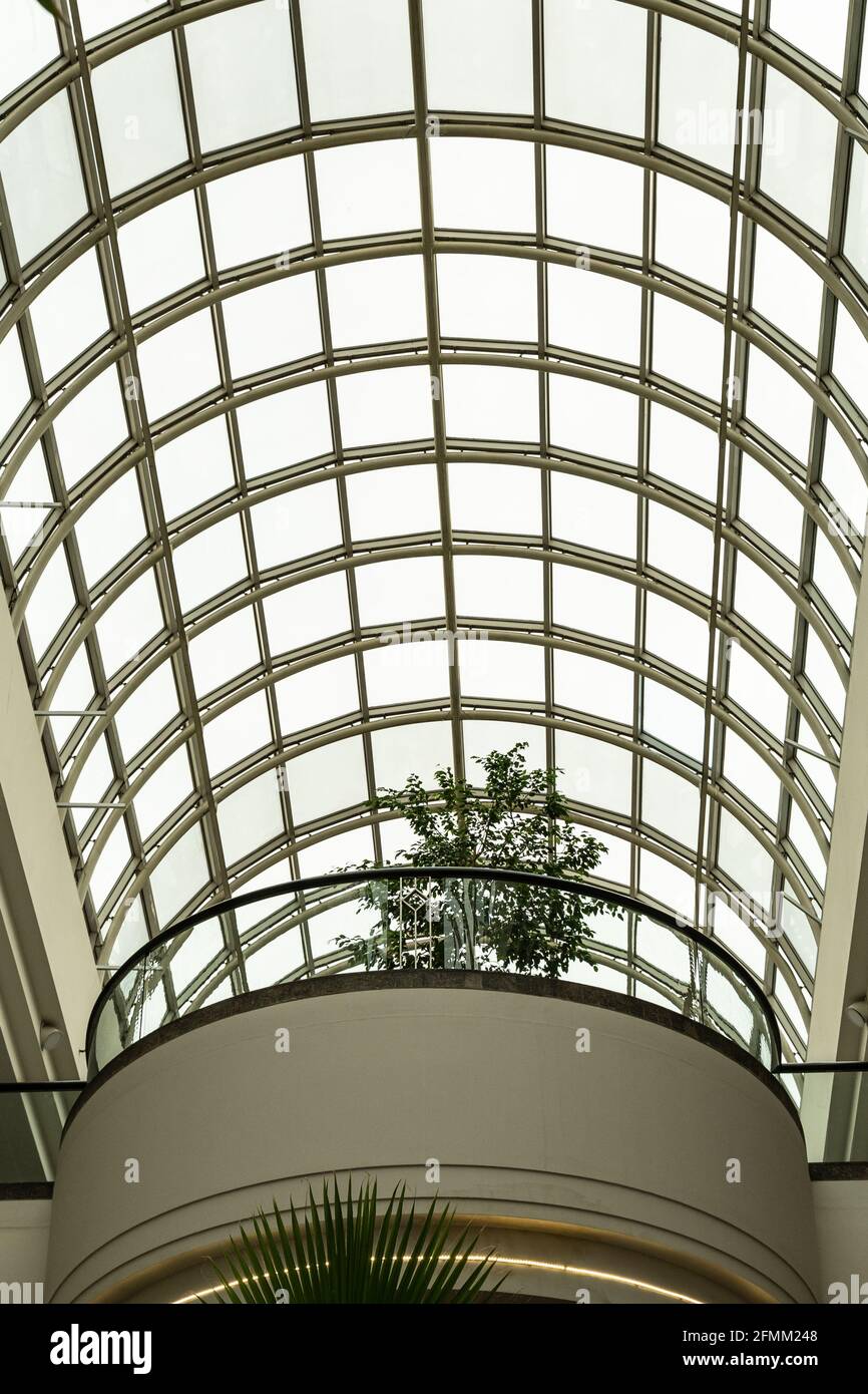 Ovales Glasdach des Einkaufszentrums. Umweltfreundliche Architektur, natürliche Lichtkonzepte Stockfoto