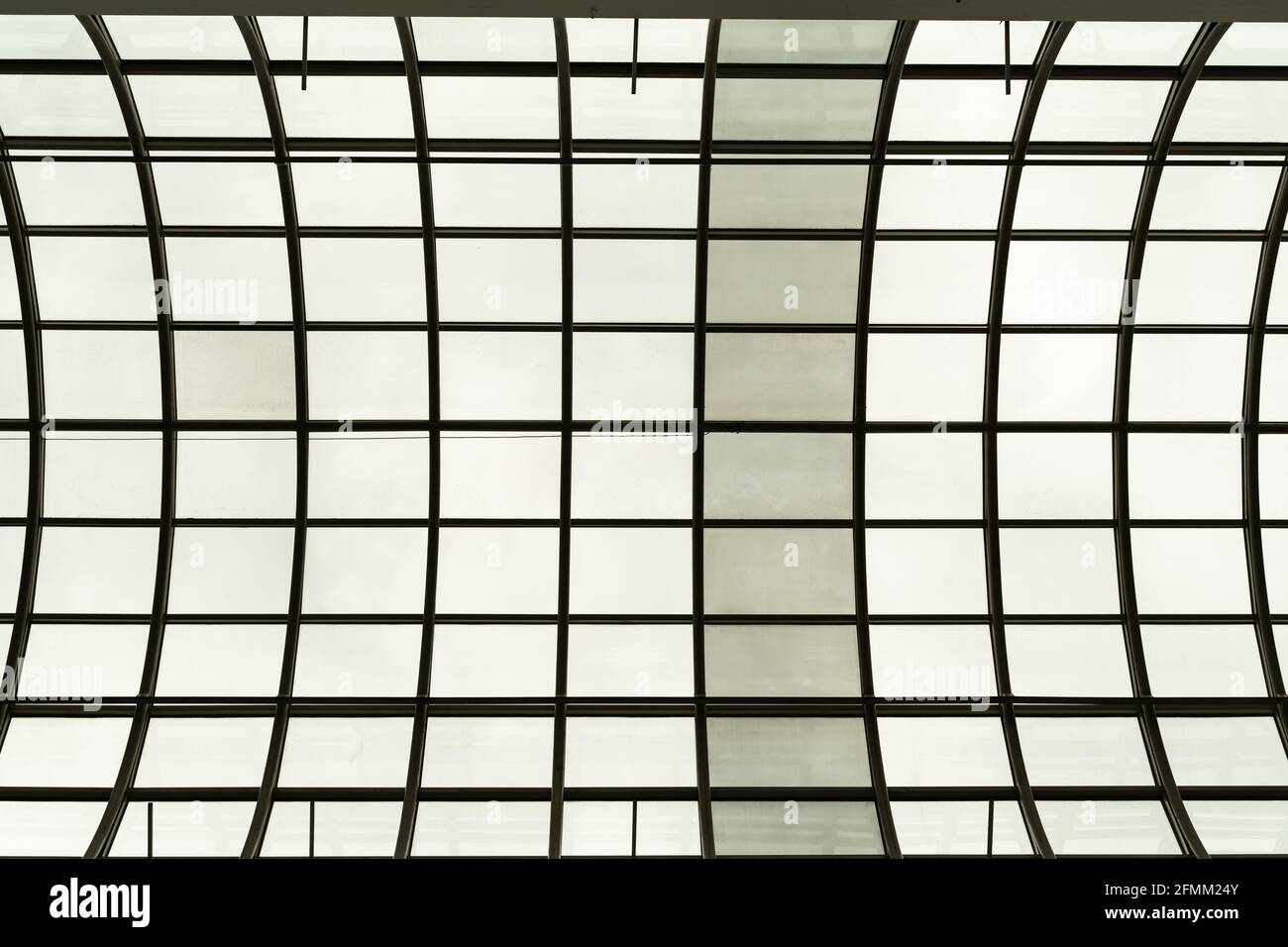 Ovales Glasdach des Einkaufszentrums. Umweltfreundliche Architektur, natürliche Lichtkonzepte Stockfoto