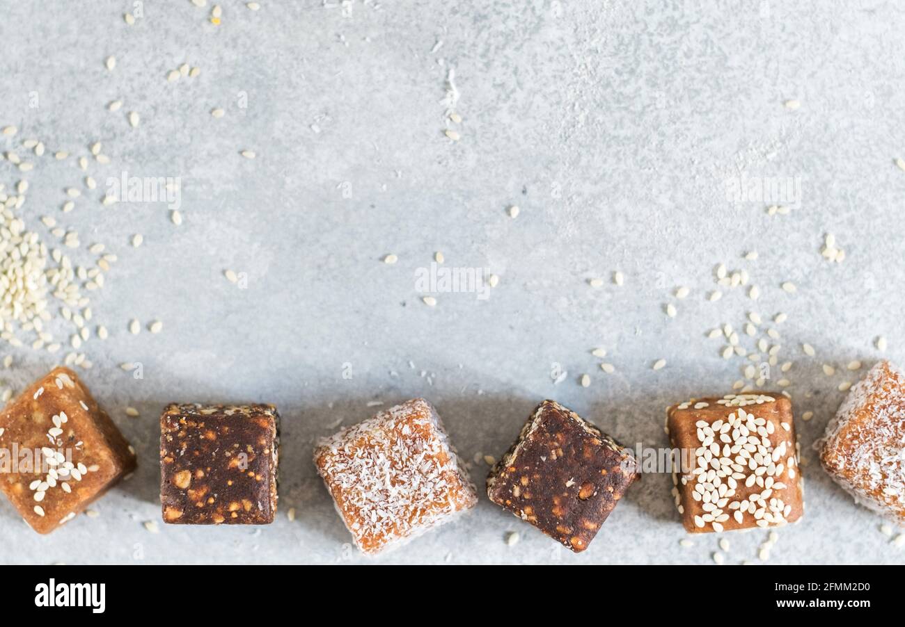Vegane Süßigkeiten. Nützliche handgemachte Bonbons. Leichte Desserts auf pflanzlicher Basis. Speicherplatz kopieren. Stockfoto