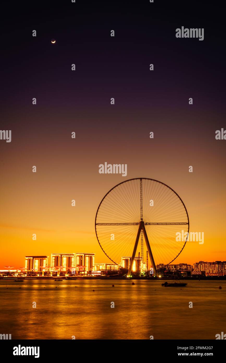 Dämmerungsansicht der Bluewaters Island und Ain Dubai während der Bauarbeiten, Dubai, VAE Stockfoto