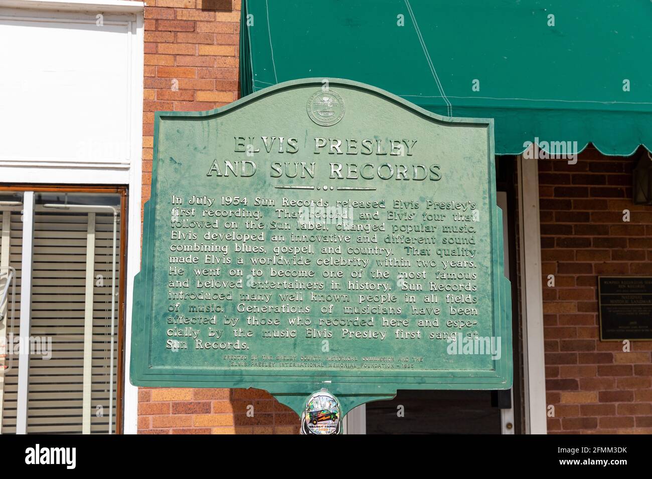 Memphis, TN / USA - 3. September 2020: Elvis Presley und Sun Records Historical Marker vor dem Sun Studio in Memphis, TN Stockfoto