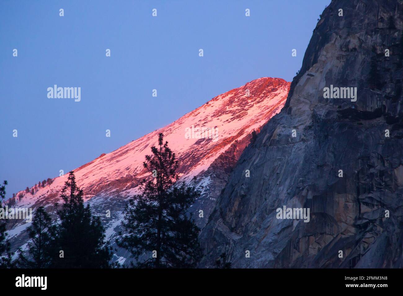 Berge mit Schnee vom Yosemite National Park Stockfoto