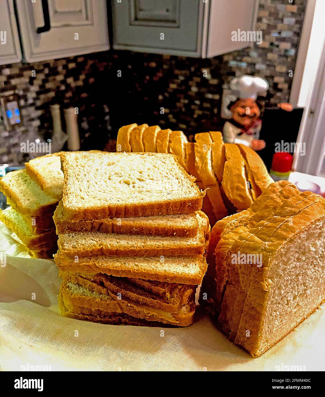 Hausgemachtes Brot in Scheiben geschnitten und bereit, zu Hause zu servieren Stockfoto