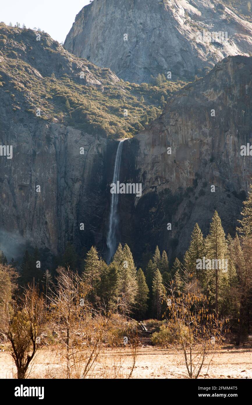 Wasserfall in das Tal unten Stockfoto