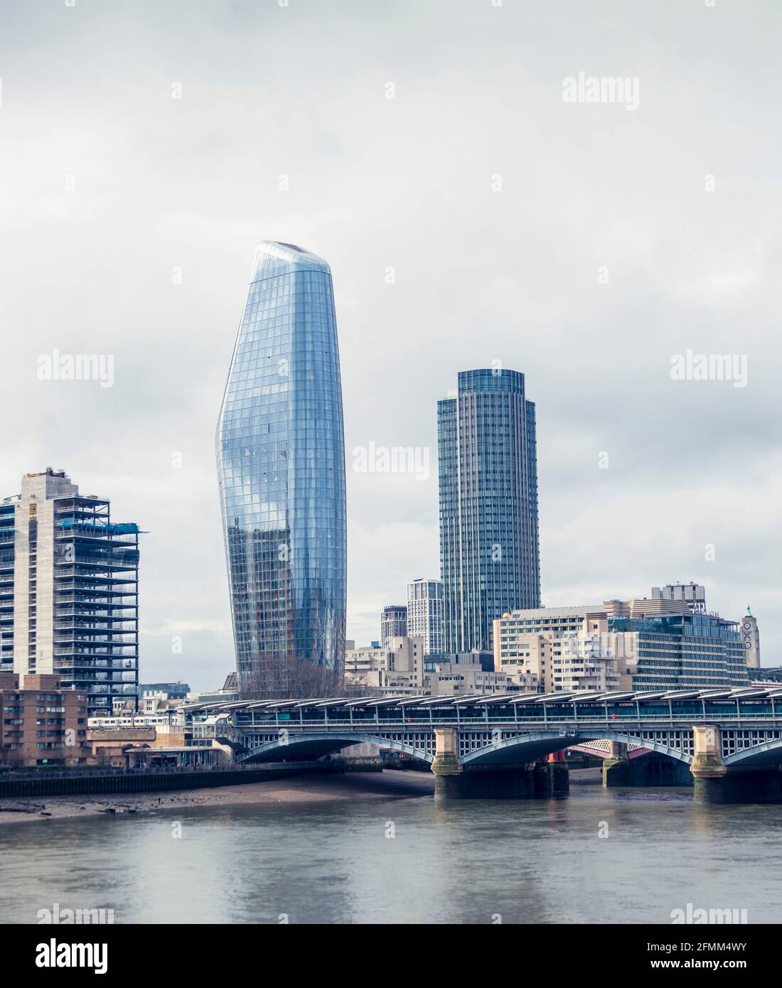 Ein Blick auf Wolkenkratzer in London von der anderen Seite der Themse in London, Großbritannien. Stockfoto