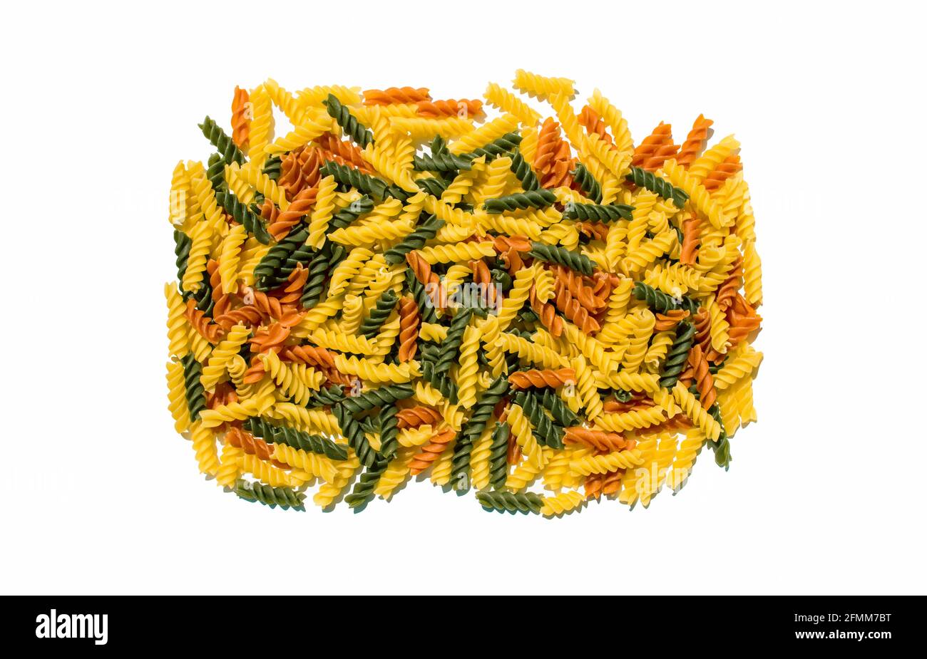 Mehrfarbige lockige Pasta Nudeln Tomate Spinat regelmäßige aromatisierte Gourmet Exotische Bio-Lebensmittel auf einer klaren weißen Tischszene Stockfoto