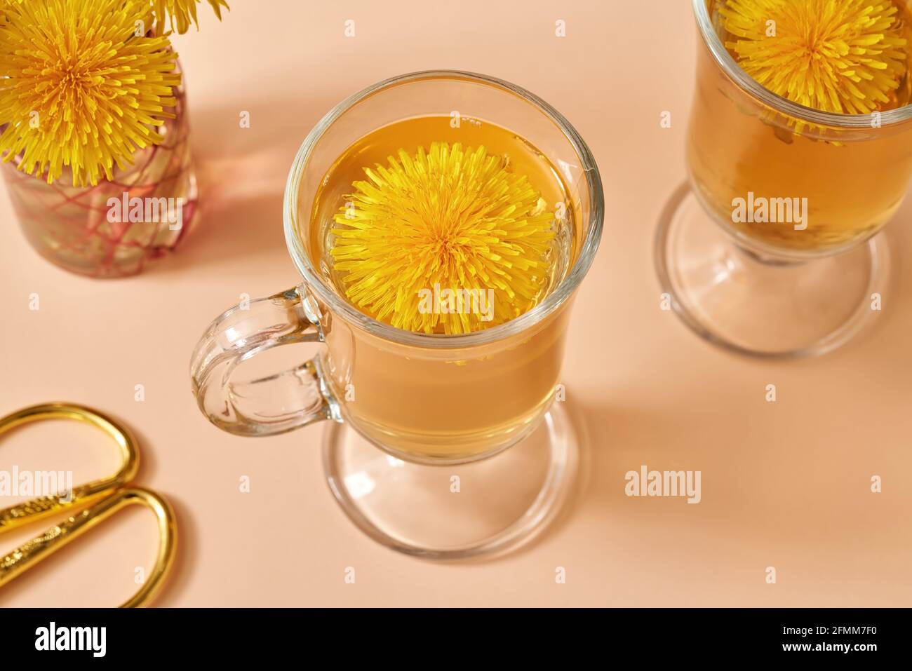 Eine Tasse Löchentee mit frischen Taraxacum-Blüten gesammelt Im Frühjahr - Kräutermedizin Konzept Stockfoto