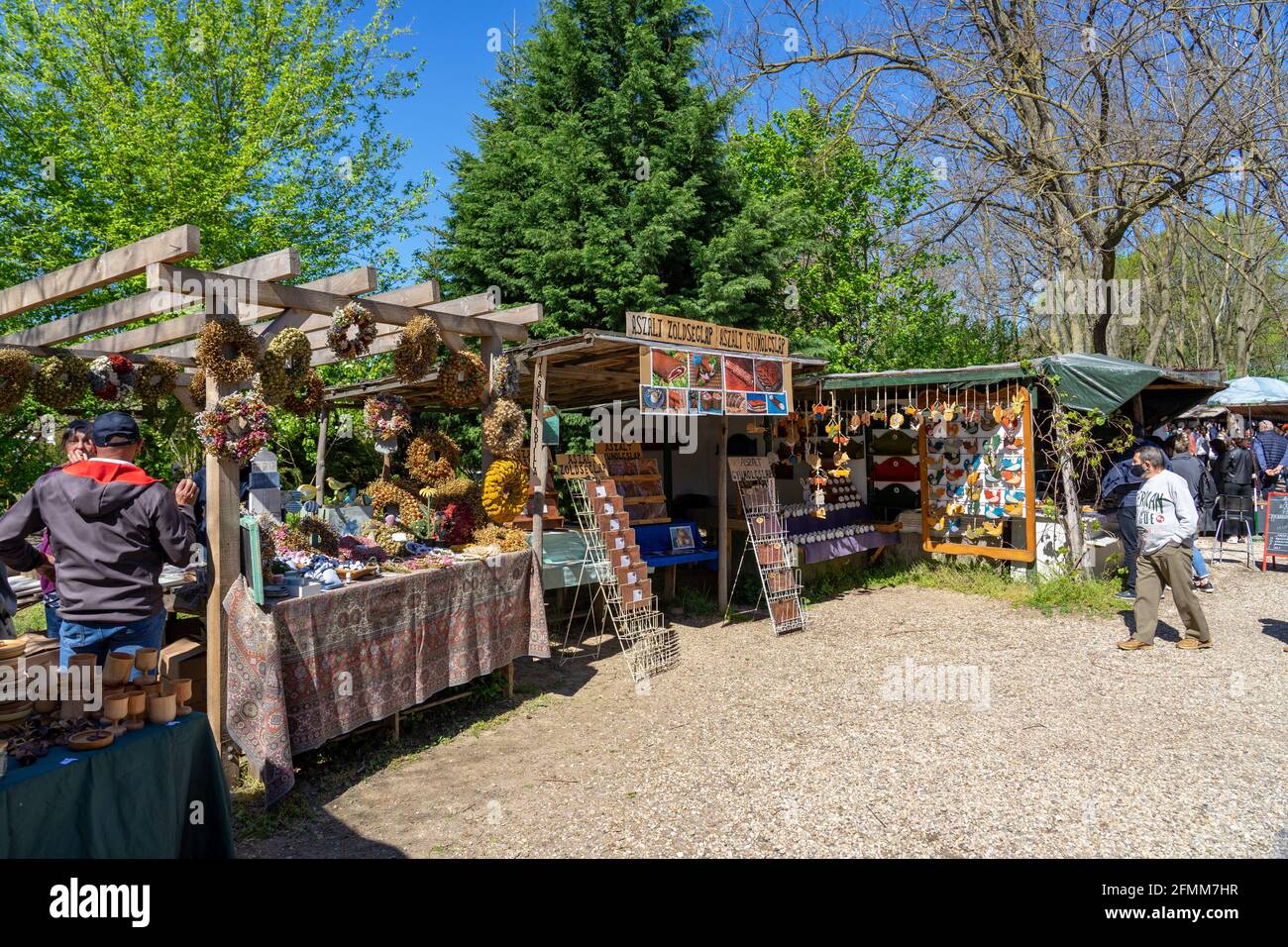 04.10.2021 - Kaptalantoti, Ungarn: Kaptalantoti liliomkerti Bauernmarkt Messe Outdoor-Shops im kali-Becken . Stockfoto