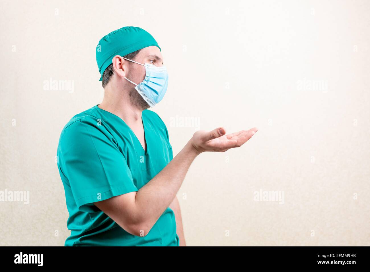 Ein empörter Arzt mit einer Kappe und einer Maske. Hochwertige Fotos Stockfoto