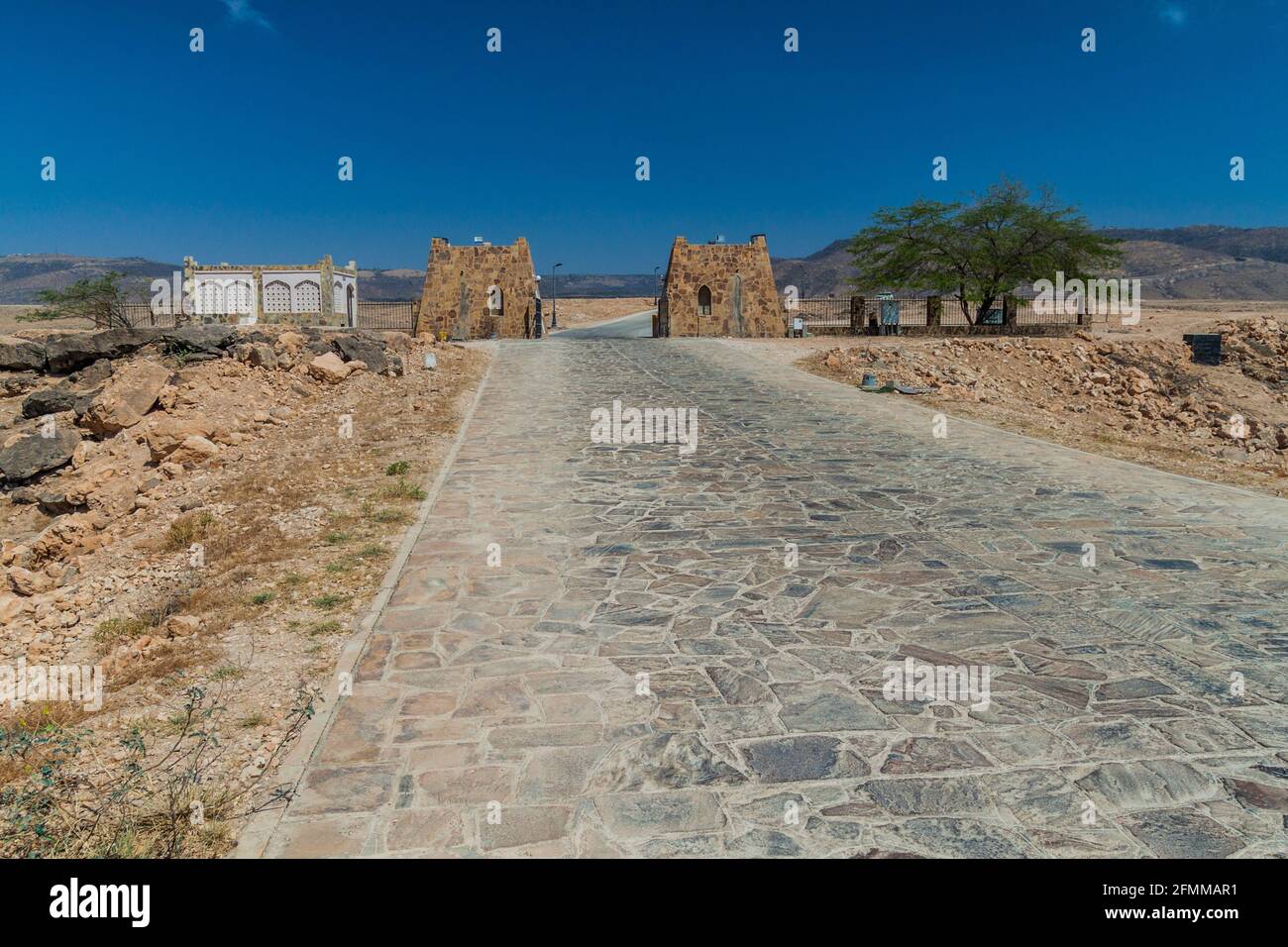 Eingangstor des Archäologischen Parks Sumhuram mit den Ruinen der antiken Stadt Khor Rori in der Nähe von Salalah, Oman Stockfoto