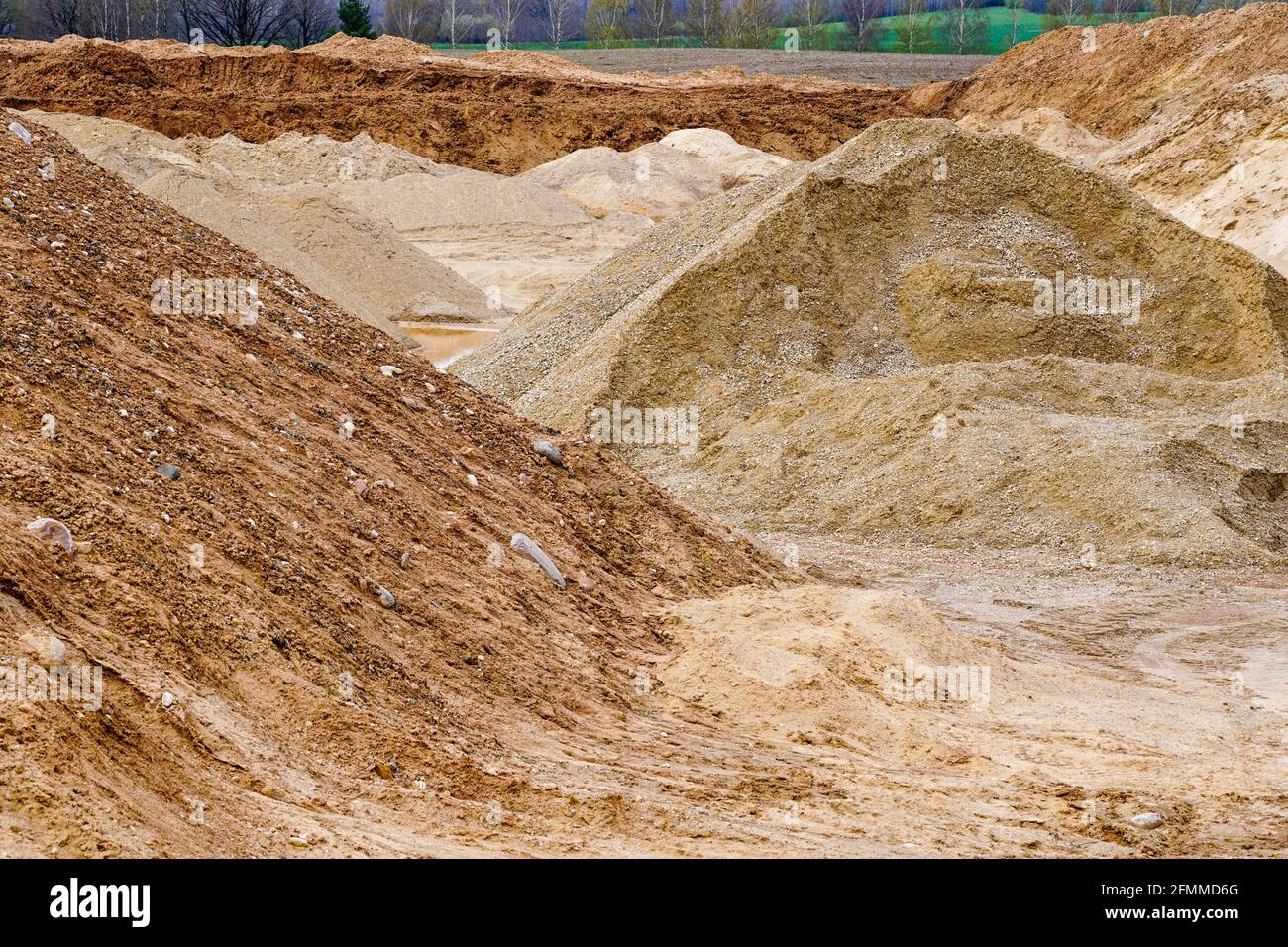 Blick auf einen Kies- und Kieselsteinbruch mit Pfählen Materialien verschiedener Fraktionen Stockfoto