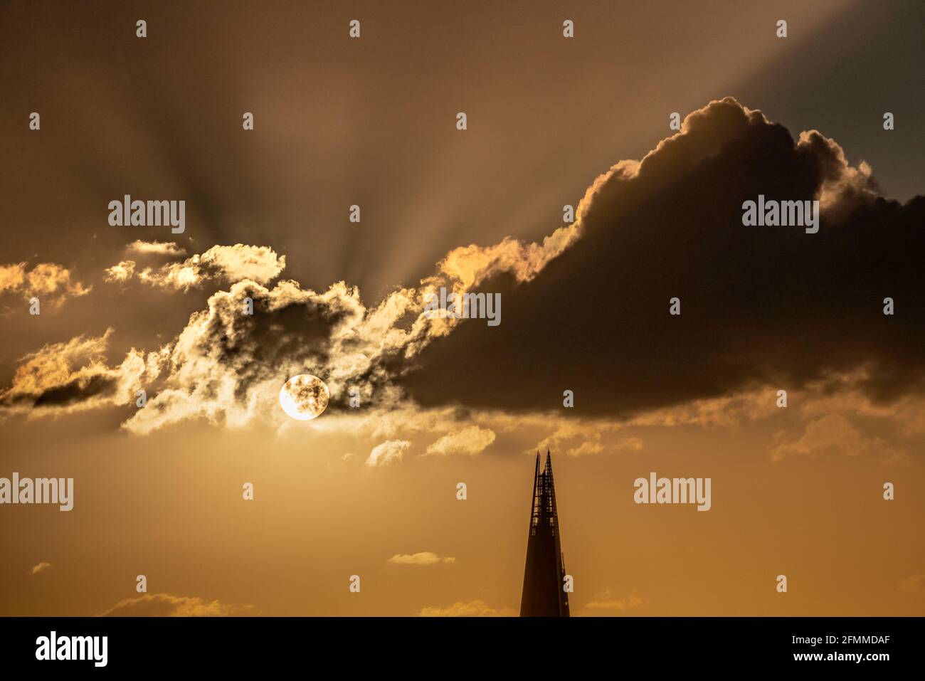 London, Großbritannien. Mai 2021. UK Wetter: Dramatischer Abenduntergang über dem Shard Wolkenkratzer Gebäude. Kredit: Guy Corbishley/Alamy Live Nachrichten Stockfoto
