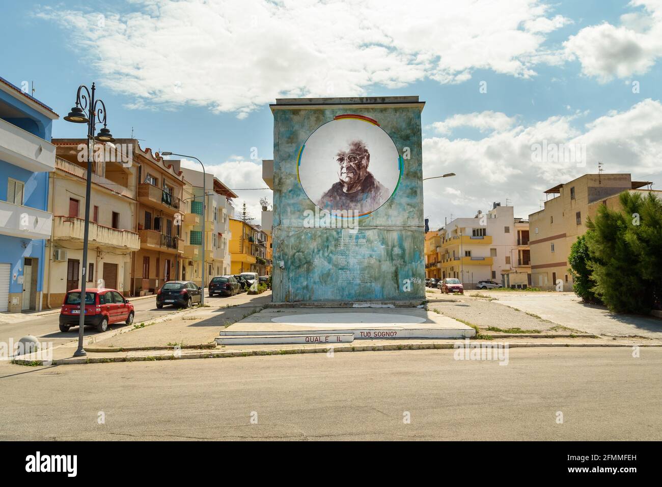Trappeto, Sizilien, Italien - 27. September 2020: Riesiges Wandgemälde von Danilo Dolci, des Bürgers par excellence, Kandidat für den Nobelpreis, auf dem Meeresboden Stockfoto
