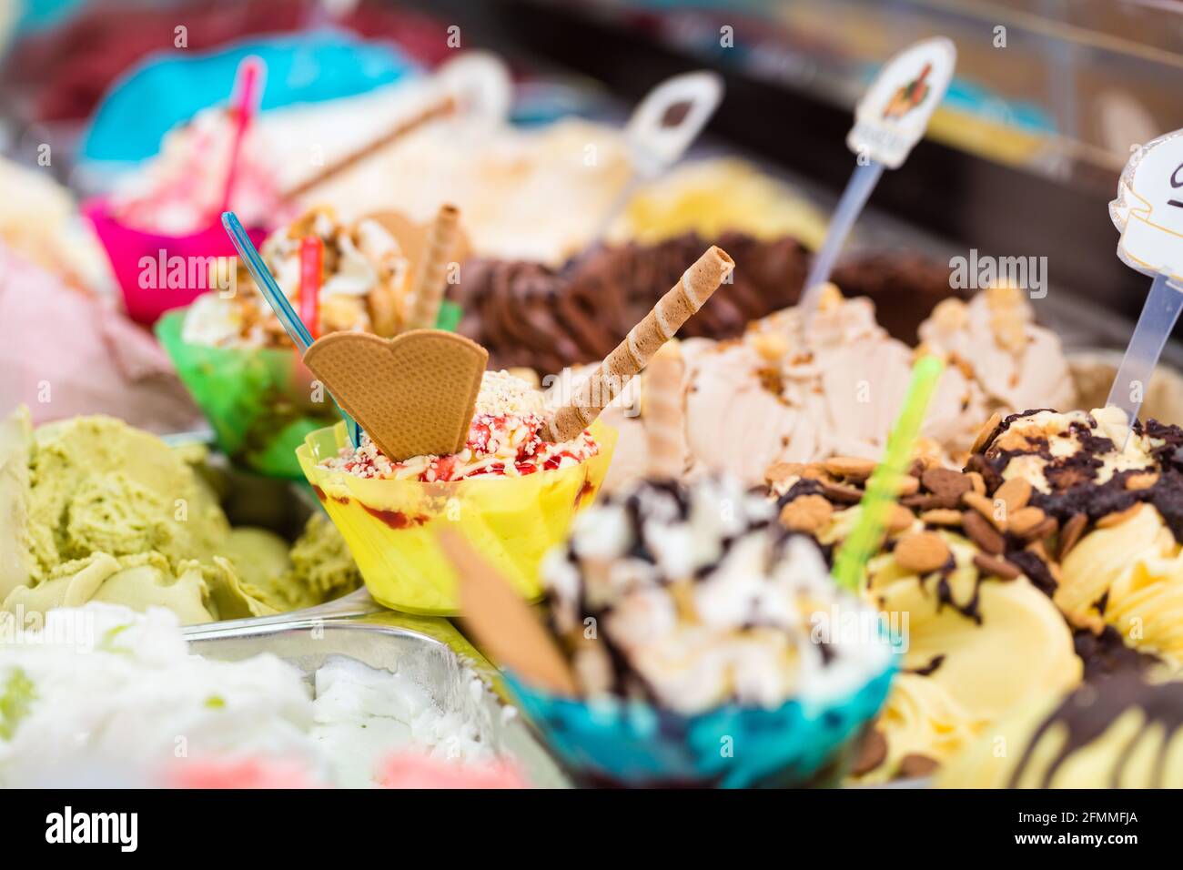 Viele verschiedene Sorten Eis in der Eisdiele für Eisbecher und Kegel Stockfoto