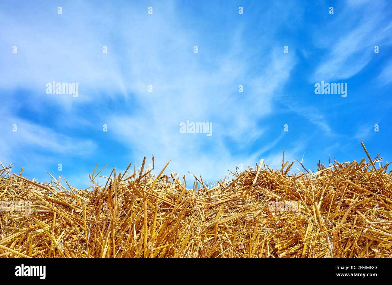 Heuhaufen am blauen Himmel an einem sonnigen Tag. Stockfoto