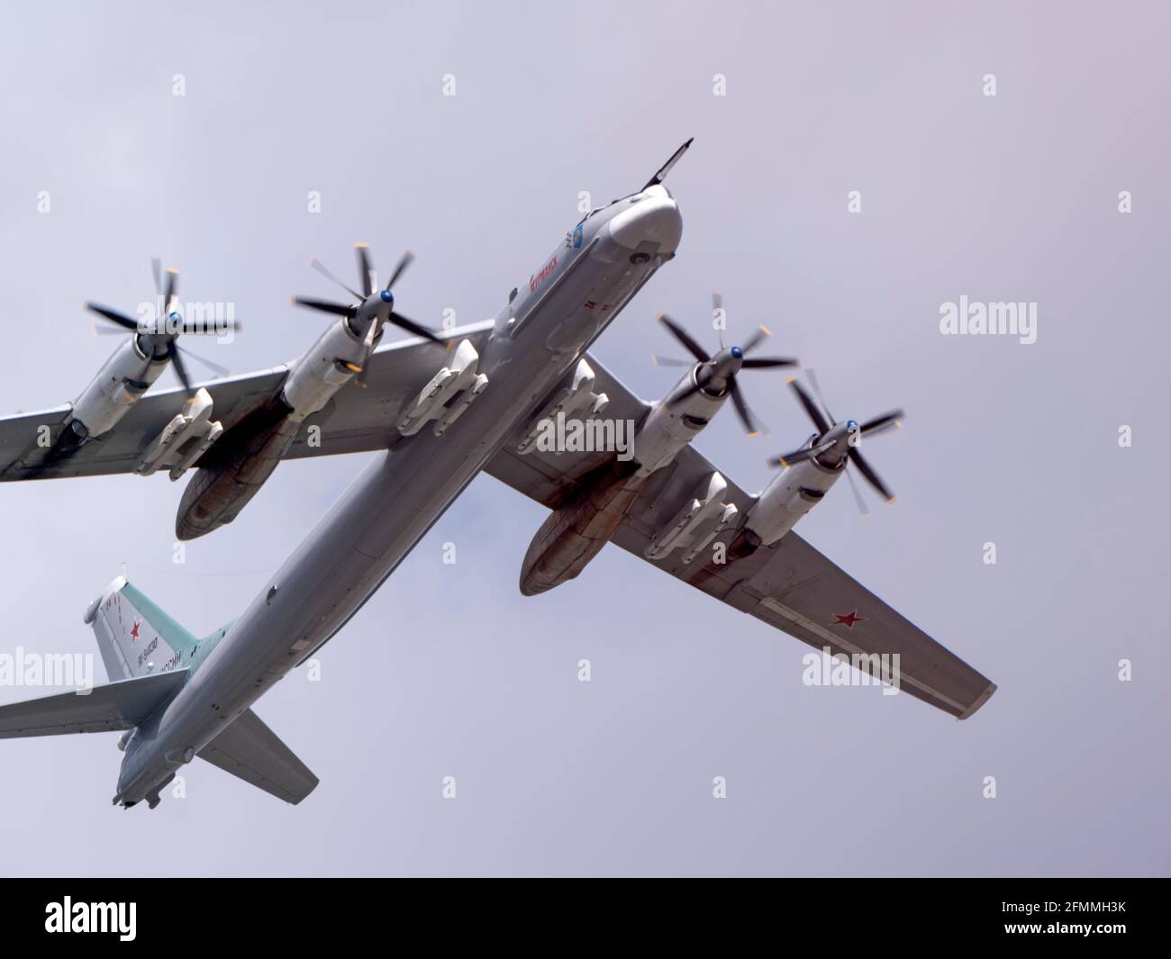 MOSKAU, RUSSLAND - 7. MAI 2021: Avia-Parade in Moskau. Strategische Bomber- und Raketenplattform TU-95 am Himmel auf der Siegesparade im Zweiten Weltkrieg in Mo Stockfoto