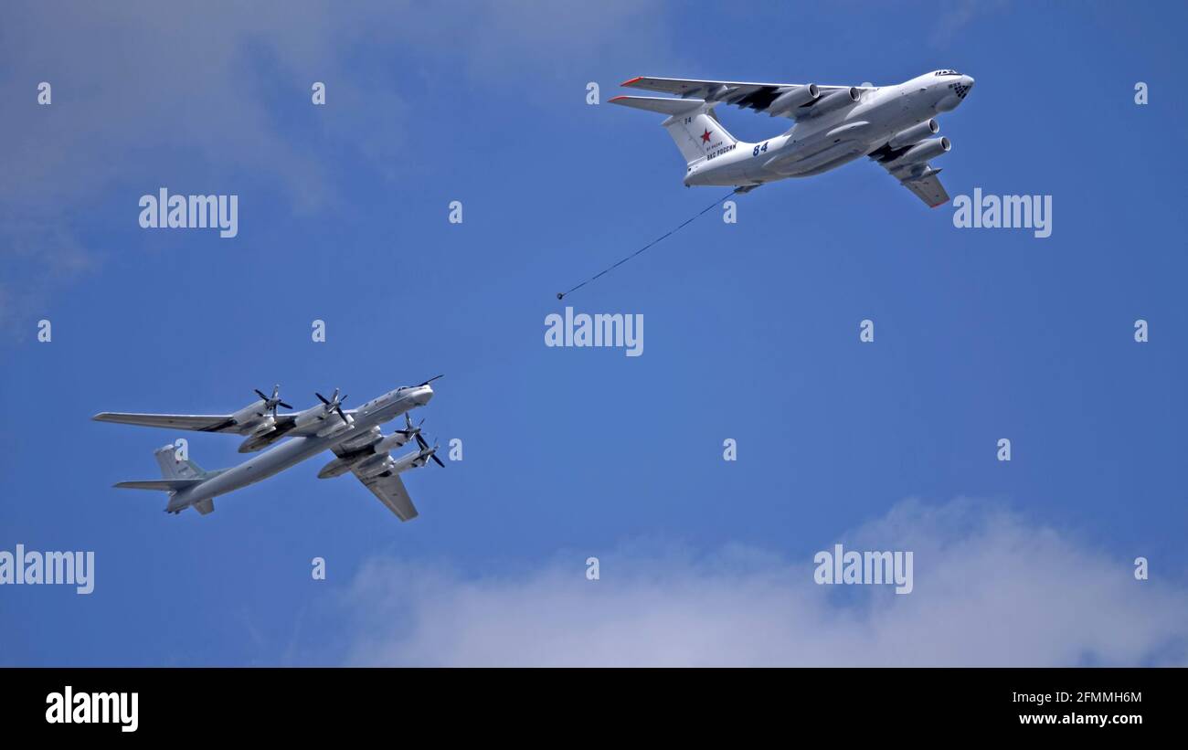 MOSKAU, RUSSLAND - 7. MAI 2021: Avia-Parade in Moskau. Tanker Iljuschin Il-78 und strategische Bomber- und Raketenplattform TU-95 am Himmel auf Parade von Vic Stockfoto