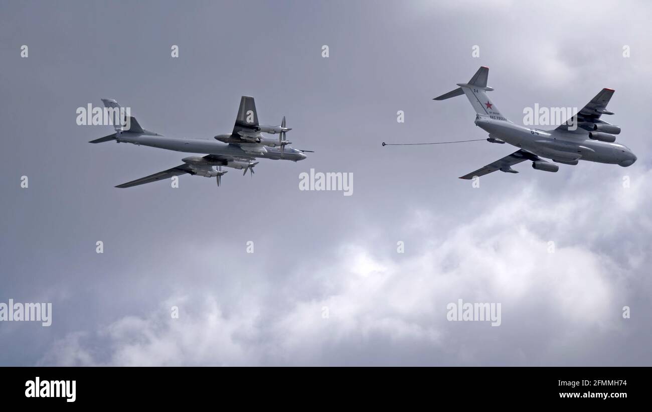MOSKAU, RUSSLAND - 7. MAI 2021: Avia-Parade in Moskau. Tanker Iljuschin Il-78 und strategische Bomber- und Raketenplattform TU-95 am Himmel auf Parade von Vic Stockfoto