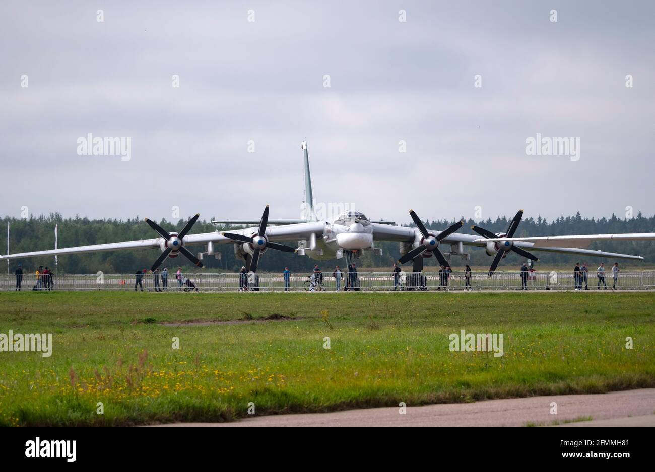 KUBINKA, RUSSLAND - 25. AUGUST 2020: Armee des internationalen militärtechnischen Forums-2020 auf dem Luftstützpunkt Kubinka. TU-95 ist ein großer, viermotoriger Turboprop-p Stockfoto