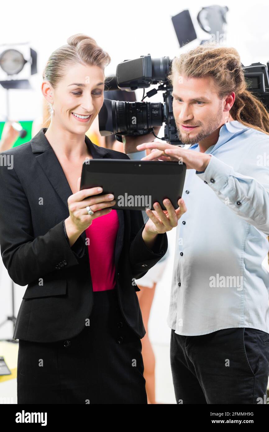 Teamdiskussion oder Regisseur, Kameramann Szene Richtung auf eine video-Produktion für TV oder News geben Stockfoto