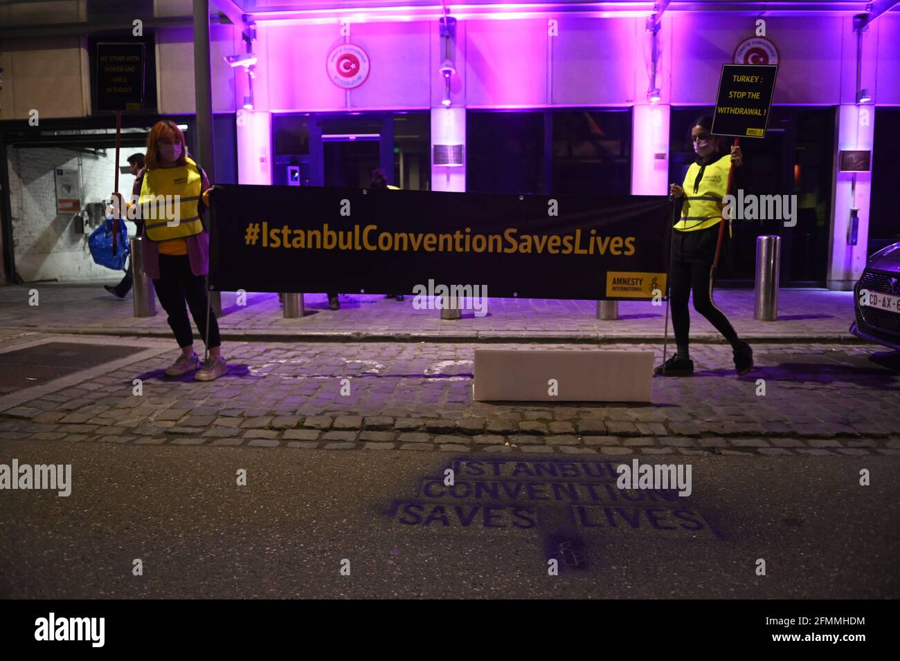 Protest von Amnesty International gegen den Austritt der Türkei aus der Istanbuler Konvention gegen Gewalt gegen Frauen, in Brüssel, Montag, 10. Mai 2021. Stockfoto