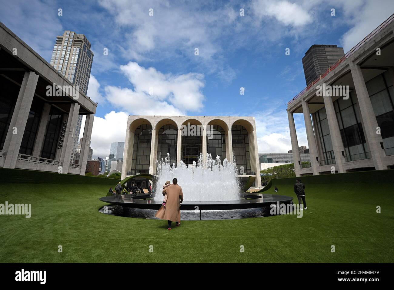 New York City, USA. Mai 2021. Die Menschen laufen über den 14,000 Quadratmeter großen Kunstrasen-Teppich, der auf der Josie Robertson Plaza im Lincoln Center, New York, NY, 10. Mai 2021 eingerichtet wurde. Der Rasen, der vom renommierten Bühnenbildner Mimi Lien entworfen wurde, besteht aus recycelbarem, biobasierten SYNLawn, der im Rahmen des Programms „Restart Stages“ für Aufführungen des Lincoln Center verwendet wird.(Foto: Anthony Behar/Sipa USA) Quelle: SIPA USA/Alamy Live News Stockfoto