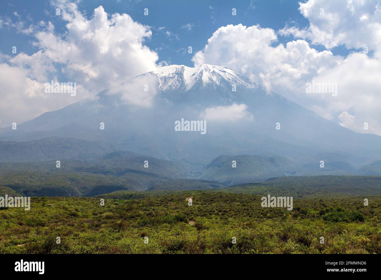 El Misti Vulkan mitten in Wolken, einer der besten Vulkane in der Nähe von Arequipa Stadt in Peru Stockfoto