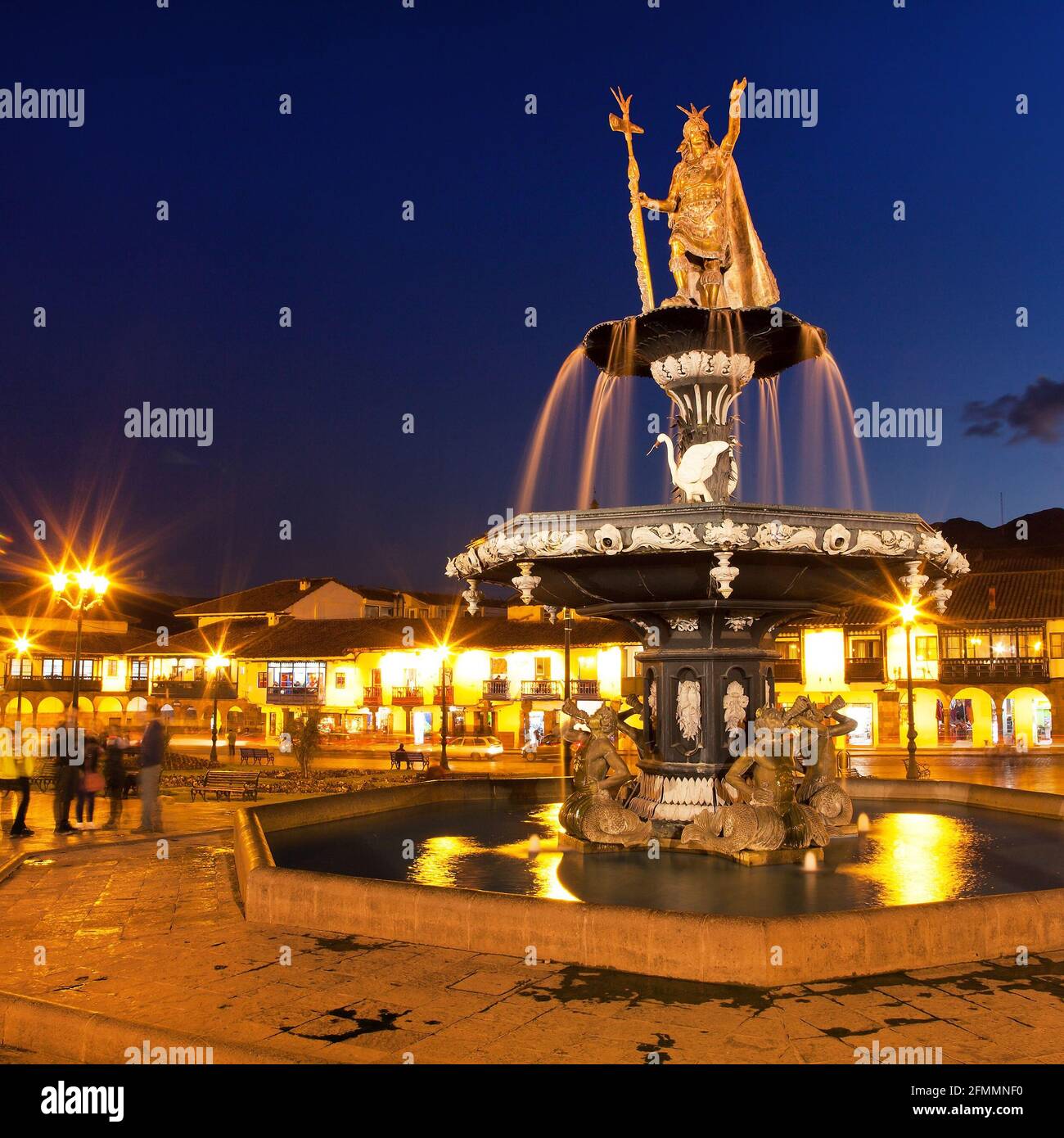 Statue des Inka Pachacutec auf dem Brunnen auf der Plaza de Armas, Nachtansicht, Cusco oder Cuzco Stadt, Peru Stockfoto