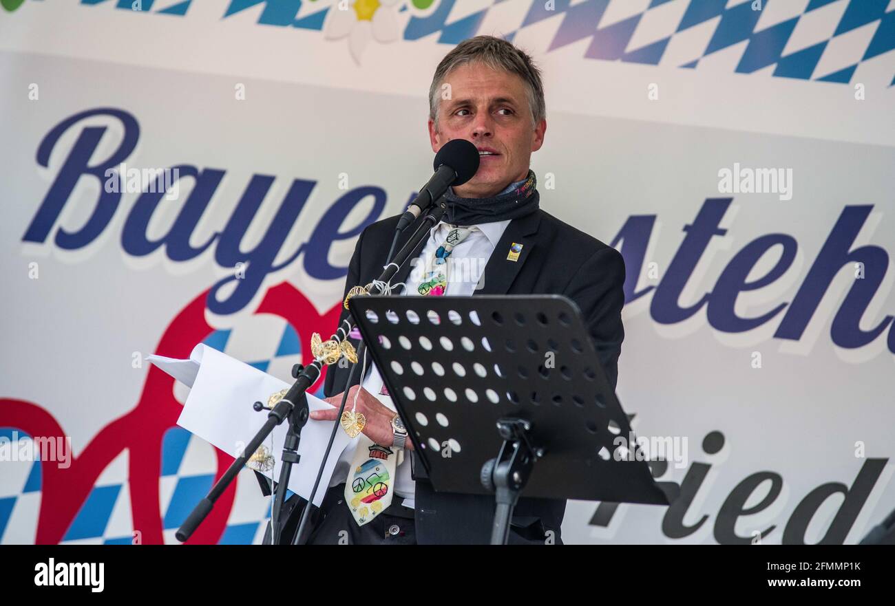 München, Bayern, Deutschland. Mai 2021. Die Splittergruppe der Corona-Rebellen mit Bayern steht Zusammen und unter der Leitung von Hans Frank Winkler erwartete rund 500 Corona-Leugner und Anti-Vaxser und zog weniger als 40 zu einer Demonstration, bei der sie das Erbe von Sophie Scholl mitwählten. Dies trotz Julian Aicher, dem umstrittenen Neffen von Hans und Sophie Scholl. Quelle: Sachelle Babbar/ZUMA Wire/Alamy Live News Stockfoto