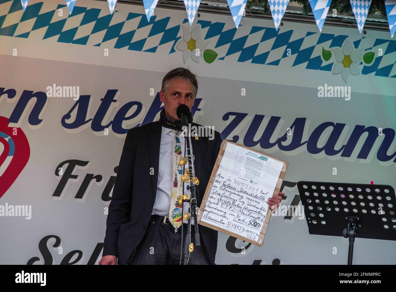 München, Bayern, Deutschland. Mai 2021. Die Splittergruppe der Corona-Rebellen mit Bayern steht Zusammen und unter der Leitung von Hans Frank Winkler erwartete rund 500 Corona-Leugner und Anti-Vaxser und zog weniger als 40 zu einer Demonstration, bei der sie das Erbe von Sophie Scholl mitwählten. Dies trotz Julian Aicher, dem umstrittenen Neffen von Hans und Sophie Scholl. Quelle: Sachelle Babbar/ZUMA Wire/Alamy Live News Stockfoto