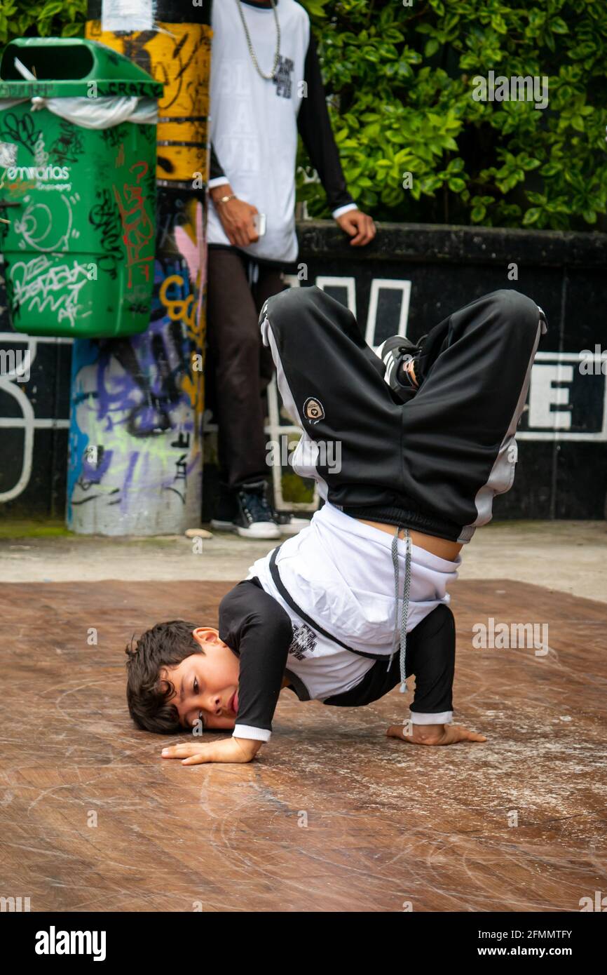 Medellin, Antioquia, Kolumbien - März 27 2021: Little Boy Break Dance in Schwarz-Weiß-Outfit in der Comuna 13 Stockfoto