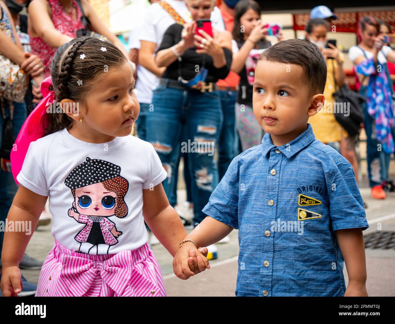 Medellin, Antioquia, Kolumbien - März 27 2021: Der kleine lateinische Junge hält die Hand seiner Schwester Stockfoto