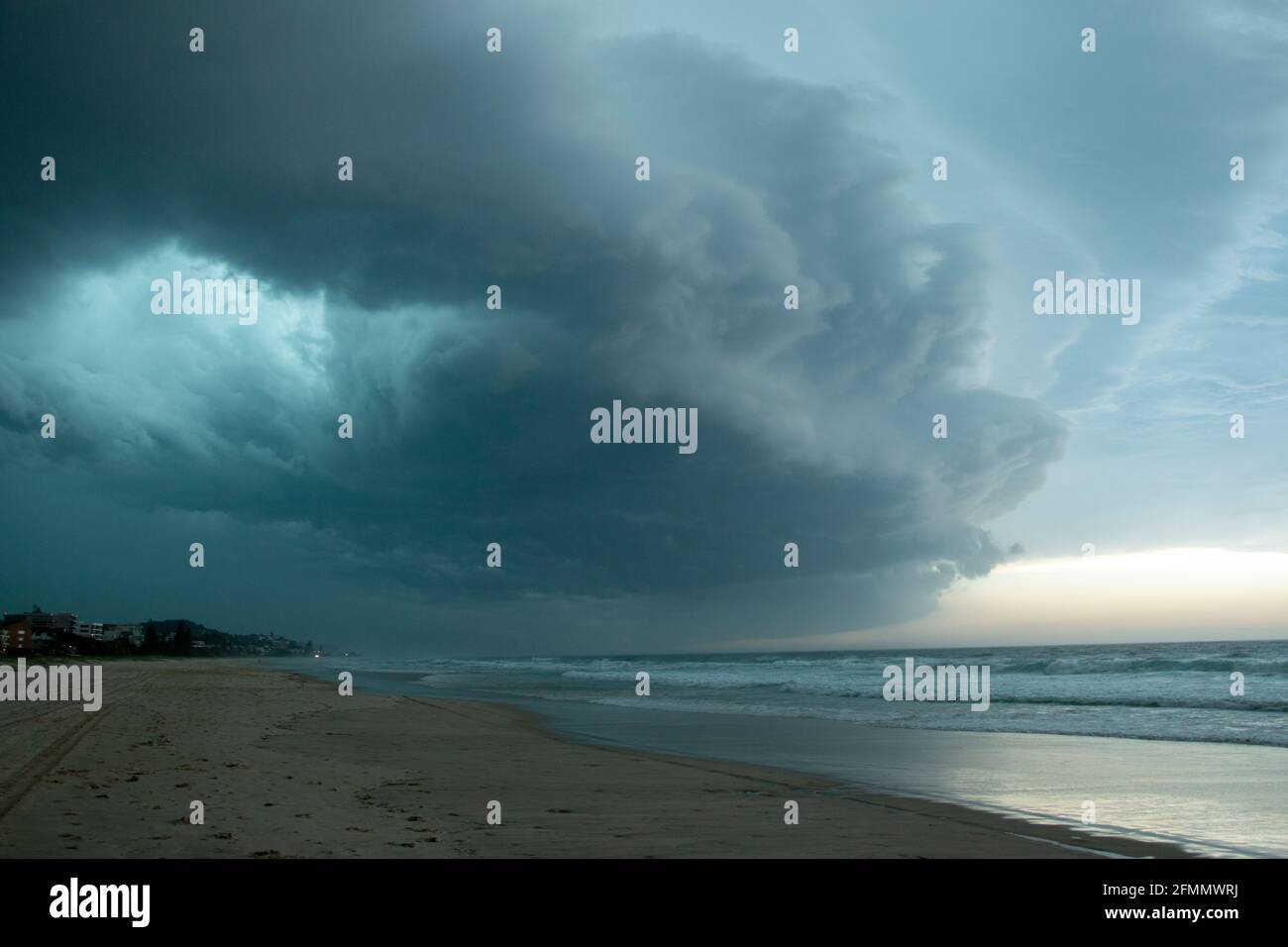 Stürmen Sie Wolken Über Gold Coast Beach, Queensland, Australien Stockfoto
