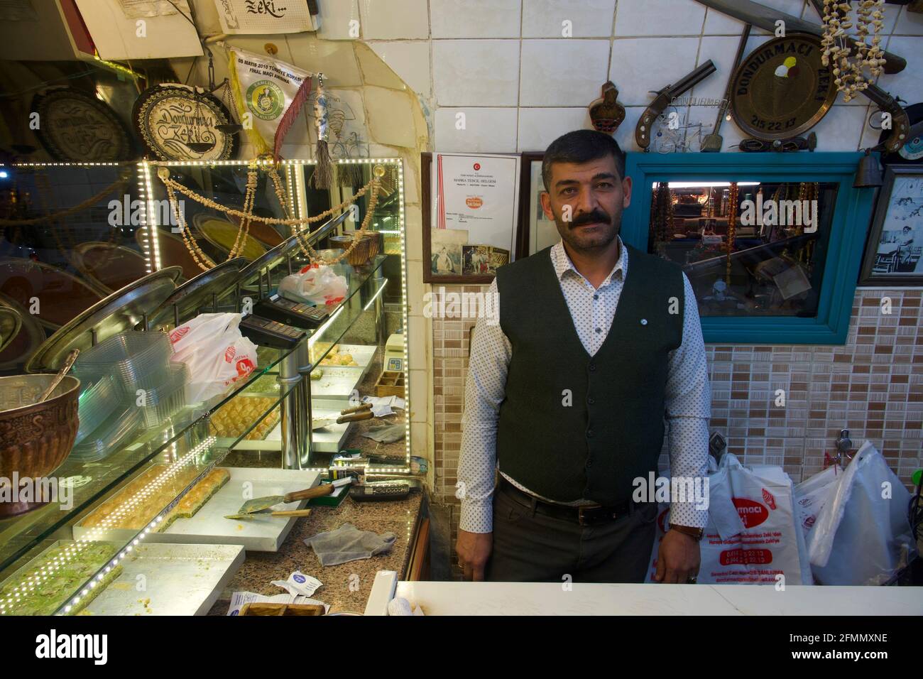 Ladenbesitzer im Dessertladen, Sanliurfa, Türkei Stockfoto