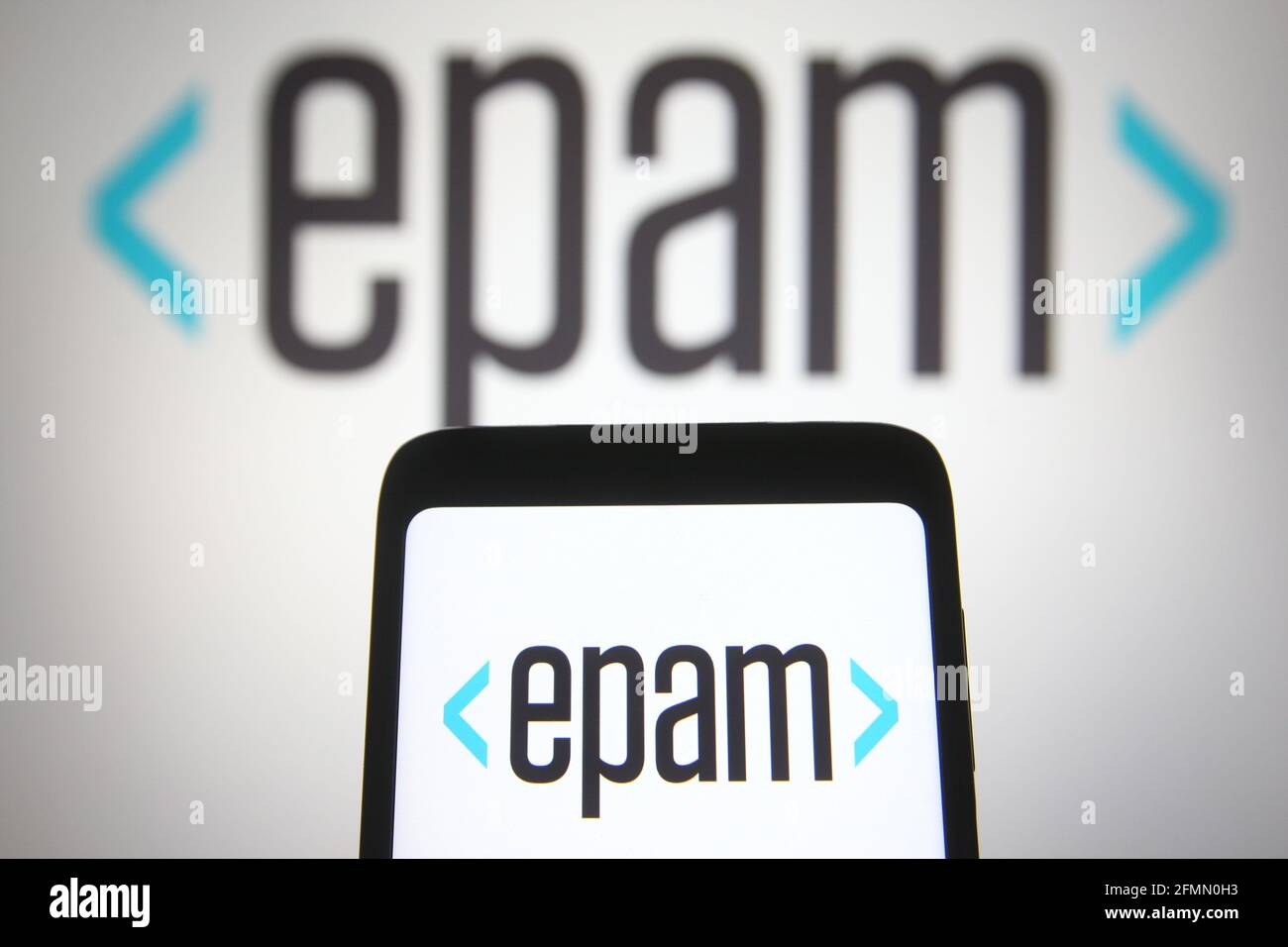 Ukraine. Mai 2021. In dieser Abbildung ist das EPAM Systems-Logo eines  Software-Engineering-Unternehmens auf einem Smartphone und einem  pc-Bildschirm zu sehen. Kredit: Pavlo Gonchar/SOPA Images/ZUMA Wire/Alamy  Live Nachrichten Stockfotografie - Alamy