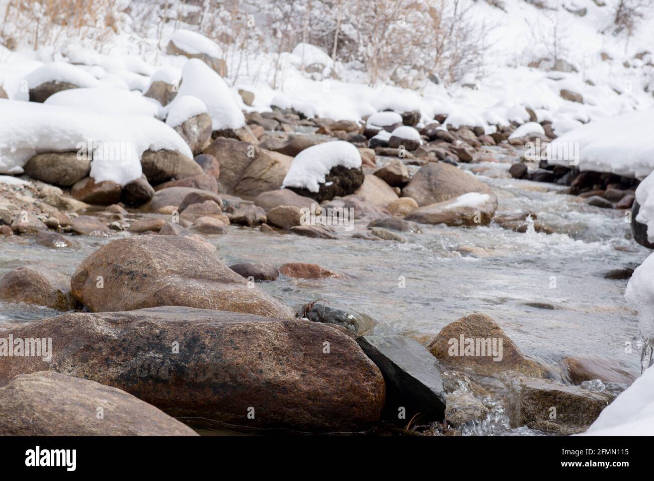 Mountain River im Winter ist sehr schön Stockfoto