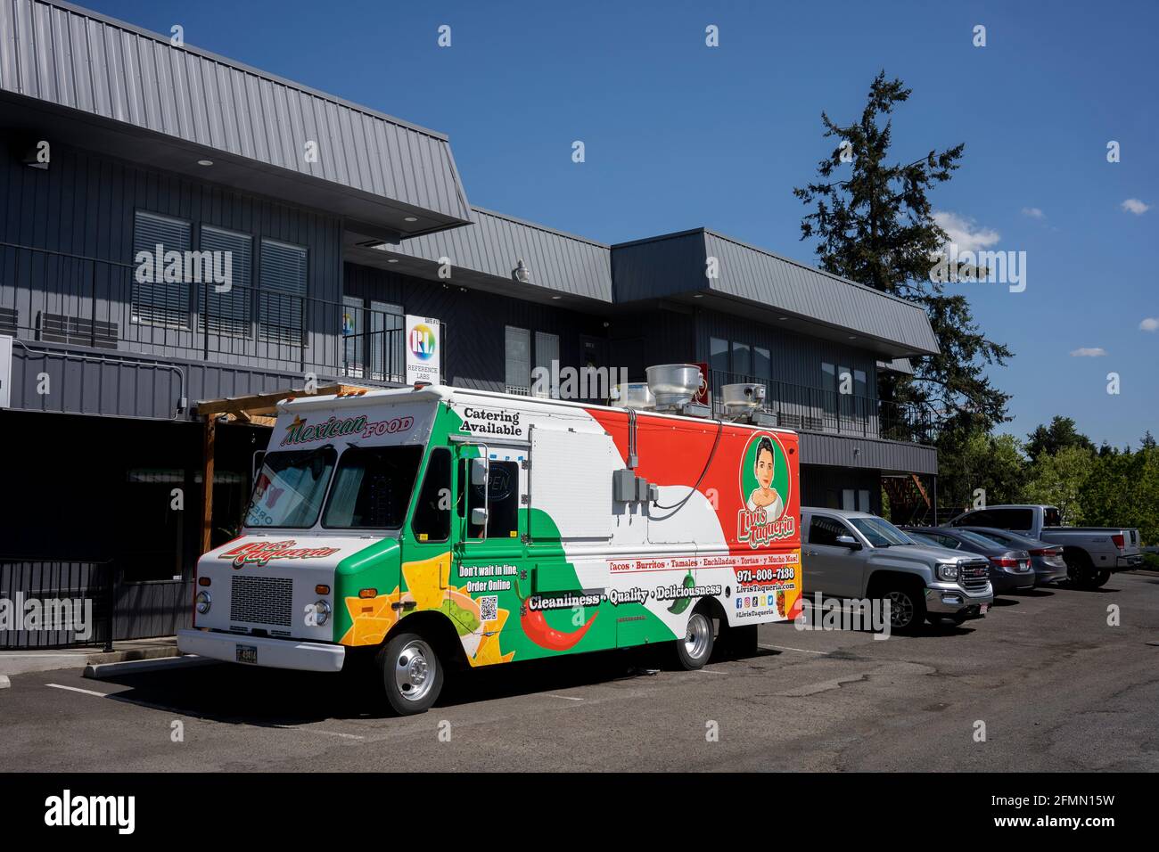Am Dienstag, den 4. Mai 2021, wird ein Lebensmittelwagen mit der Marke Taqueria von Livi, der mexikanische Speisen serviert, vor einem Bürogebäude in Tigard, Oregon, geparkt. Stockfoto