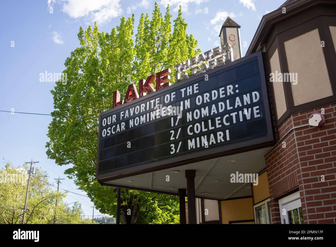 Das Lake Theatre and Cafe, ein lokales Theater in Lake Oswego, Oregon, gibt auf der Werbetafel ihren Favoriten der diesjährigen Oscar-Nominierten bekannt. Stockfoto