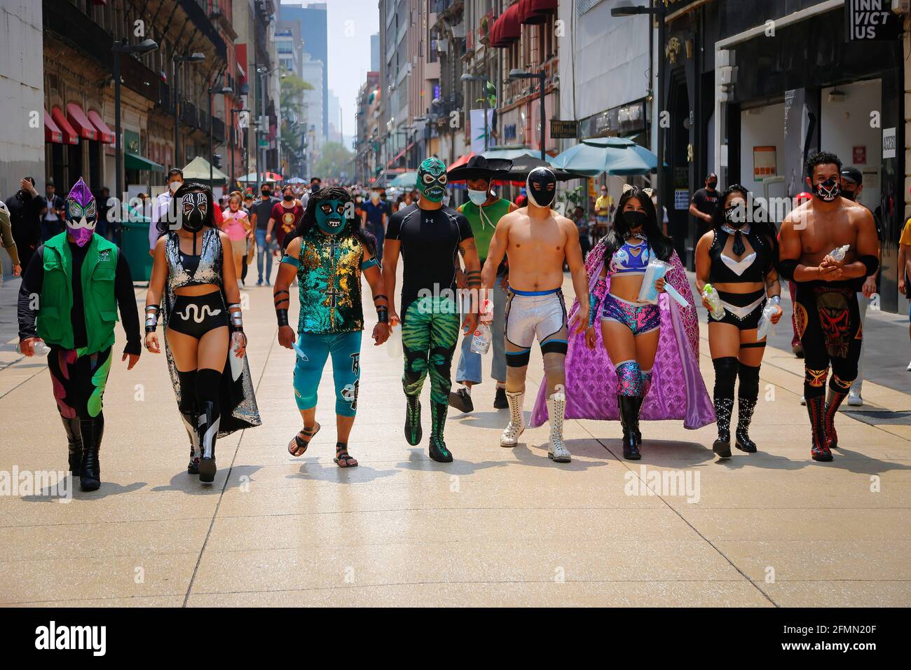 Mexiko, Mexiko. Mai 2021. Mexikanische Luchadores gehen auf der Madero Street. Die vom mexikanischen Jugendinstitut der Stadt benannte „Brigade zwei von drei Stürzen“ machte eine Runde in der Madero-Straße im historischen Zentrum, um die Verwendung von Gesichtsmasken zu fördern, da die Pandemie trotz der epidemiologischen gelben Ampel immer noch andauert. Kredit: SOPA Images Limited/Alamy Live Nachrichten Stockfoto