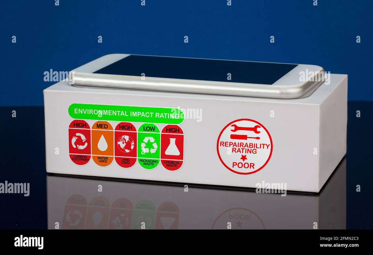 Smartphone auf der Verpackung mit Umweltsiegel für Stabilität und Reparaturfähigkeit, Informationen zur Umweltverträglichkeit der Verbraucher auf Produkten Stockfoto