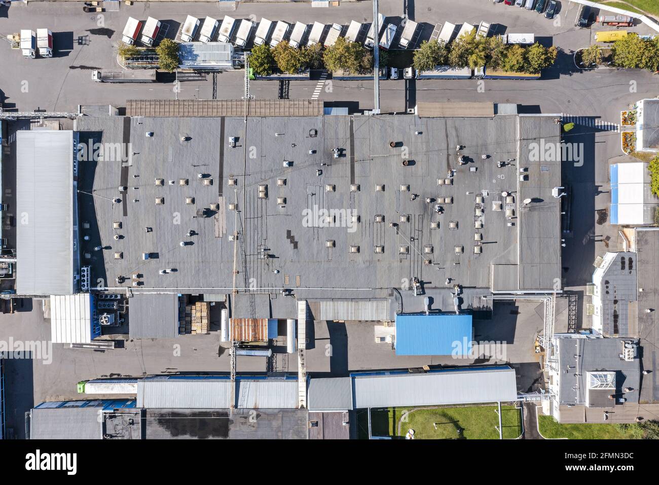 Luftaufnahme der Industriezone mit Lagerhäusern und Geparkte LKWs Stockfoto