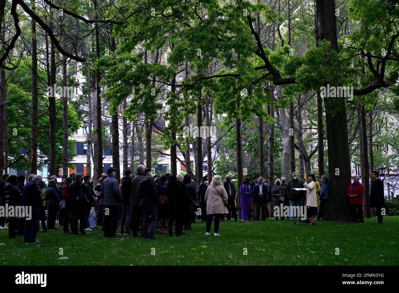 10. Mai 2021 - New York City, New York, USA: Die Künstlerin und Designerin Maya Lin spricht während der Einweihungsfeier für Ghost Forest im Madison Square Park in New York City. Die Site Responsive Installation besteht aus 49 atlantischen weißen Zedernbäumen, die Opfer der Salzwasserüberflutung sind, und soll sowohl ein Symbol für die Verwüstung des Klimawandels und des Waldverlusts auf der ganzen Welt sein, als auch zu individuellem Handeln aufrufen. Die Installation wird bis November gezeigt und eine Vielzahl von damit verbundenen Bildungs- und Sensibilisierungsprogrammen wird ebenfalls angeboten. Stockfoto