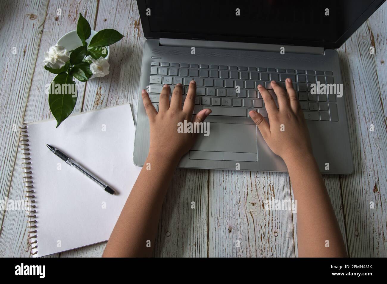 Hände eines Jungen auf der Tastatur mit der Verwendung von selektiven Fokus Stockfoto