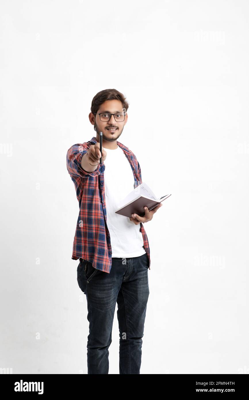 Bildungskonzept : Indischer College-Student mit Tasche und zeigt Notizbuch auf weißem Hintergrund. Stockfoto
