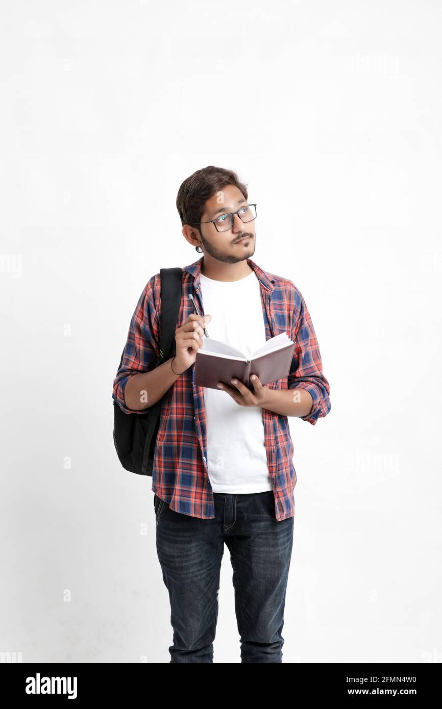 Junge gutaussehende indische College-Student geben Denken Ausdruck auf weiß Hintergrund Stockfoto