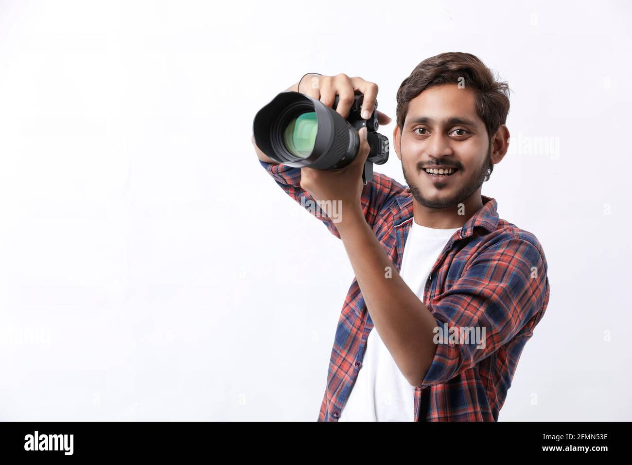 Fotograf mit Kamera auf weißem Hintergrund. Stockfoto