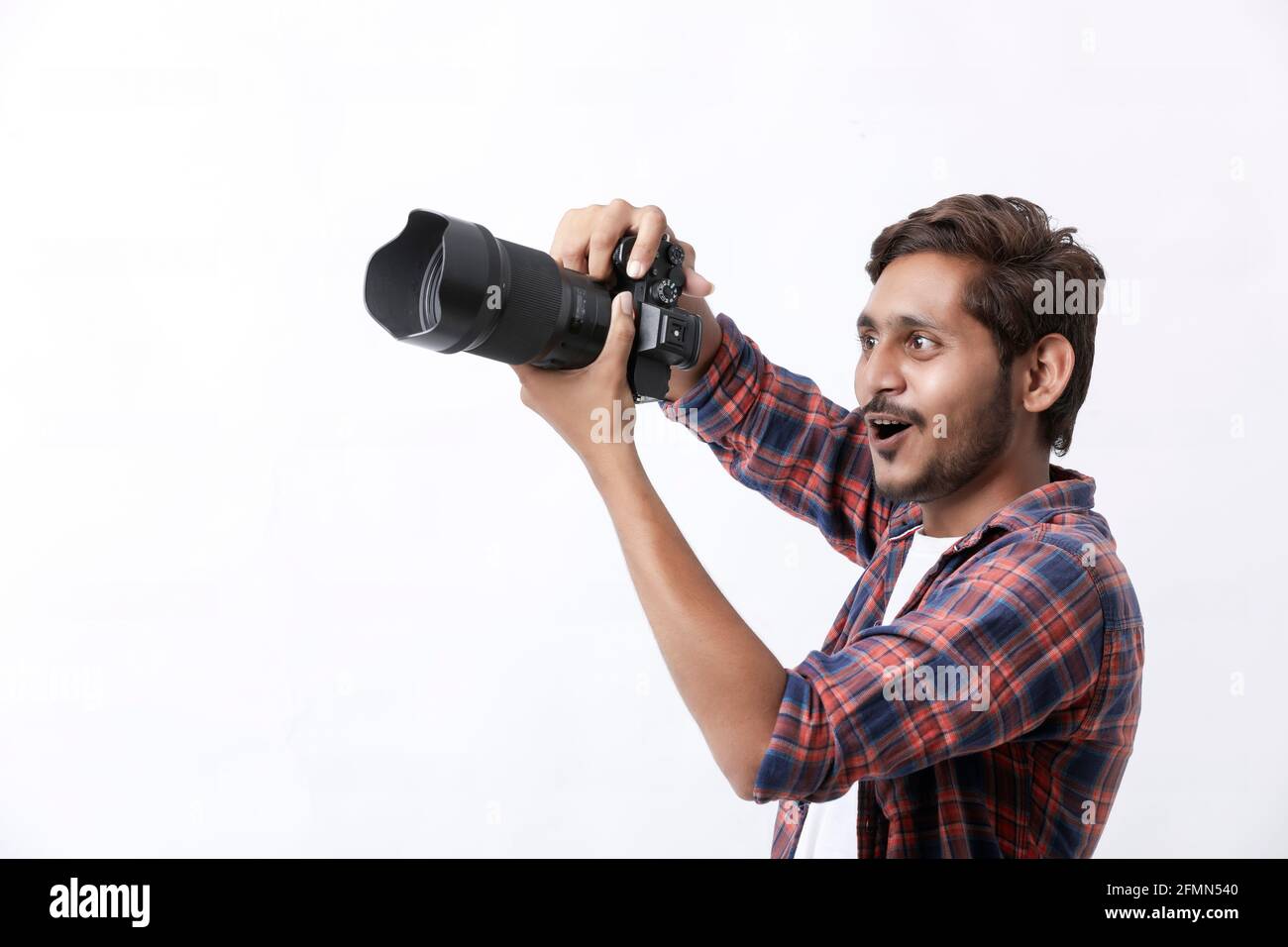 Fotograf mit Kamera auf weißem Hintergrund. Stockfoto